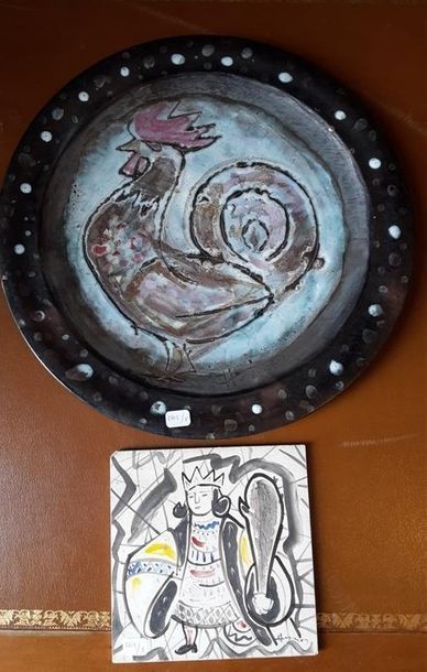 null Plat circulaire en céramique émaillée à décor d'un coq par Henri Simon et carreau...