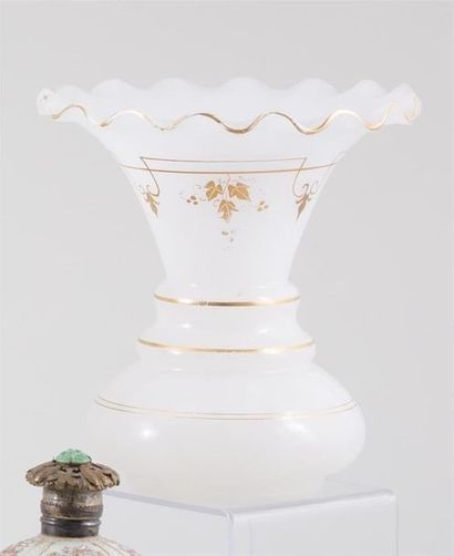 null Vase en verre opalin blanc à large col ourlé et évasé, à décor de filets dorés...