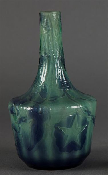 null Emille GALLE (1846-1904) 

Vase bouteille en verre jade céladon et bleu à décor...