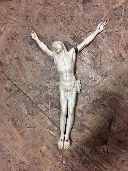 null Christ en ivoire sculpté. XVIIIe siècle

Hauteur : 25 cm

Petits accidents et...