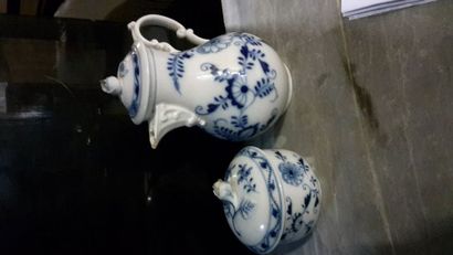 null MEISSEN

Sucrier et théière en porcelaine à décor floral bleu sur fond blanc...