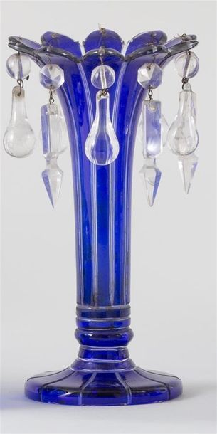 null Vase cornet en cristal overlay bleu taillé de cannelures, col à festons et base...