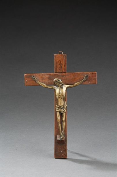 null Christ en bronze, tête légèrement penchée sur l'épaule droite. Périzonium noué,...