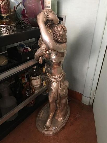 null D'après l'Antique. Sculpture en bronze argenté représentant une femme et un...