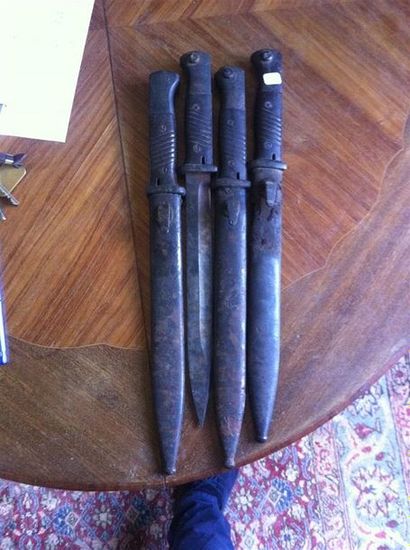 null Quatre baïonnettes transformées en couteaux 

Longueur : 40 cm