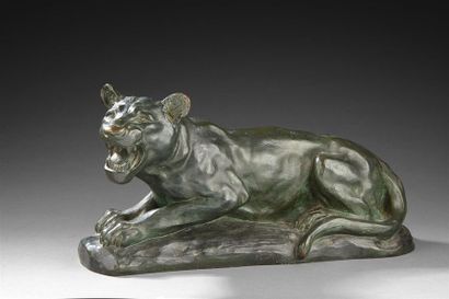 null Henri PAYEN ( XXe siècle)

Lionne couchée rugissant

Bronze à patine verte,...