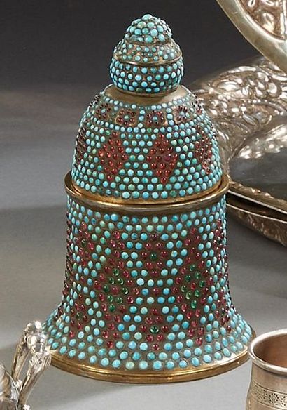 null Boîte couverte en forme de cloche en bronze à motif d'un décor losangé ornée...