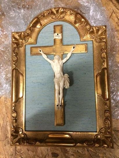 null Christ en ivoire (hauteur 16,5 cm) dans cadre en bois doré (36 x 25 cm)

Début...