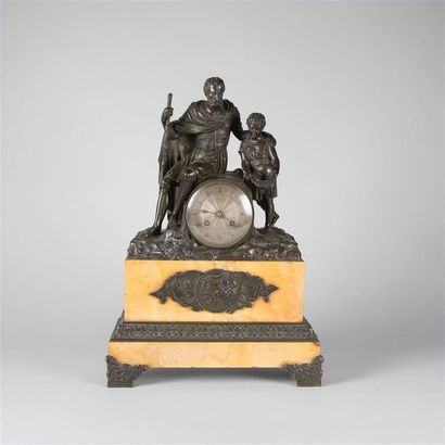 null Pendule en bronze patiné et marbre jaune de Sienne à décor de la scène historiée...