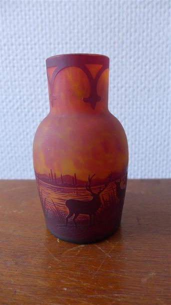null Degué.

Vase en verre marmoréen orange à décor de cerfs dans un paysage lacustre.

Signé....