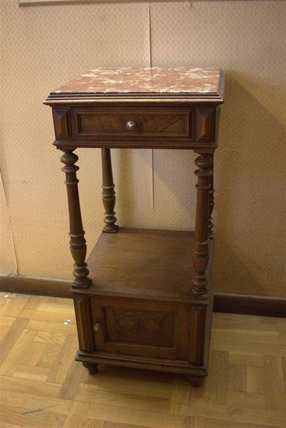 null Table de chevet en bois naturel, dessus de marbre ouvrant par un tiroir et une...