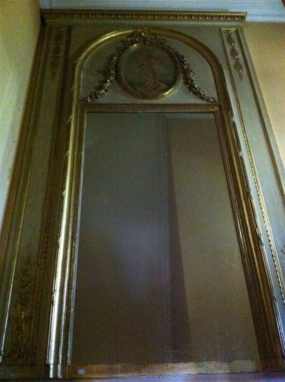 null Trumeau en bois laqué gris et stuc doré, le miroir orné d'un tableau représentant...