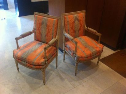 null Paire de fauteuils et une chaise en bois laqué beige. Style Louis XVI