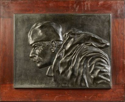 TCHERNOFF (XXe siècle) Russe de profil Bas relief, épreuve en bronze à patine verte,...