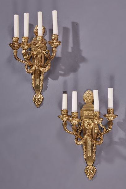 null Paire d’appliques en bronze doré de style Louis XVI à décor de guirlandes, feuilles...