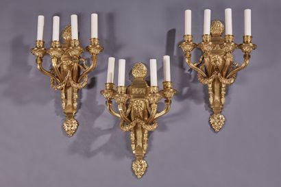 null Suite de trois appliques en bronze doré de style Louis XVI à décor de guirlandes,...