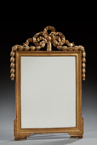 null Grand miroir rectangulaire de style Louis XVI en bois doré, orné d’un noeud...