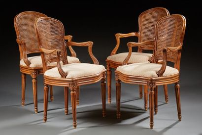 null Suite de quatre fauteuils cabriolets de style Transition des époques Louis XV...