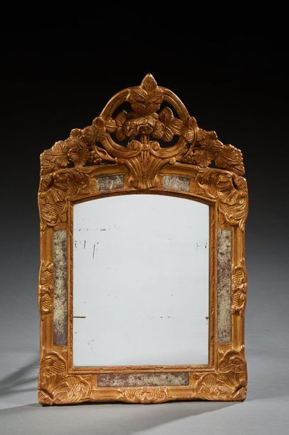 null Miroir à parcloses de style Régence en bois doré, le fronton ajouré orné d’un...
