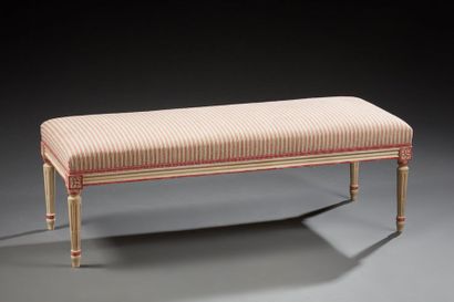 null Banquette de style Louis XVI en bois laqué rechampi rose garnie de tissu à rayures...