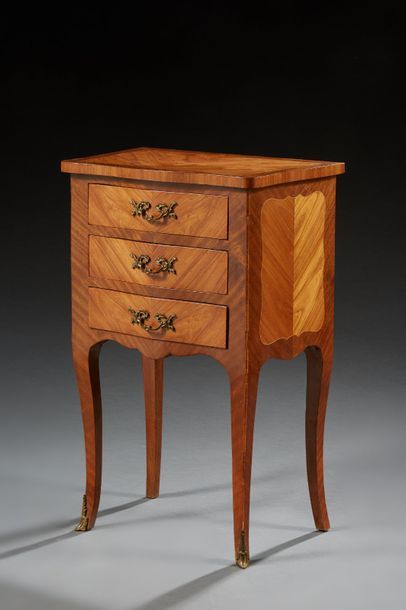 null Table de chevet en bois de placage de style Louis XV ouvrant par trois tiroirs,...