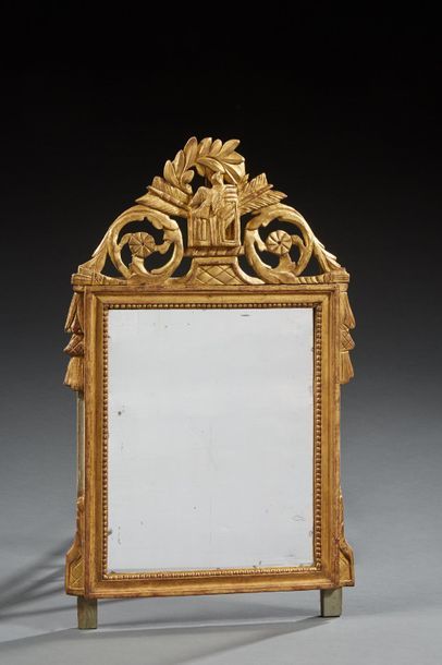 null Miroir à fronton de style Louis XVI en bois doré, bordure à frise de perles,...
