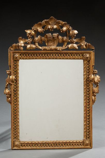 null Miroir à fronton de style Néoclassique en bois doré, bordure à frise de perles...