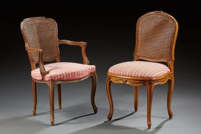 null Chaise et un fauteuil de style Louis XV en bois naturel mouluré et sculpté,...