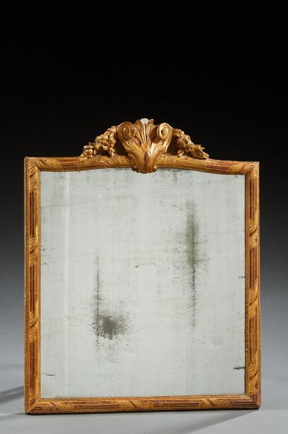 null Miroir de style Louis XV en bois doré, baguette en jonc rubané et coquille à...