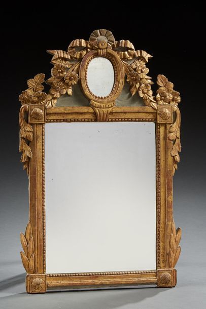 null Miroir à fronton de style Louis XVI en bois doré et laqué, bordure perlée, le...