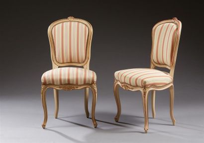 null Deux chaises de style Louis XV en bois laqué beige rechampi rouge pour l'une...