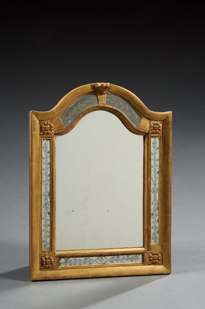null Petit miroir à parcloses en bois doré de style italien.

Hauteur : 52 - Largeur :...