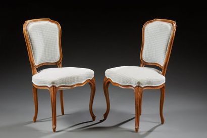 null Paire de chaises en bois naturel de style Louis XV reposant sur des pieds cambrés,...
