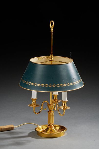 null Lampe bouillotte de style Louis XVI à trois bras de lumière en métal doré. Abat-jour...