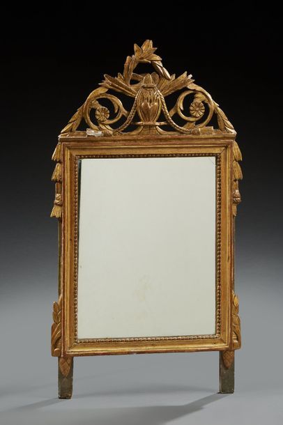 null Miroir à fronton de style Louis XVI en bois sculpté et doré, bordure à frise...
