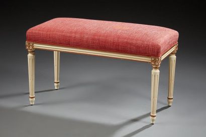 null Banquette de style Louis XVI en bois laqué rechampie or garnie de tissu rouge.

Hauteur :...