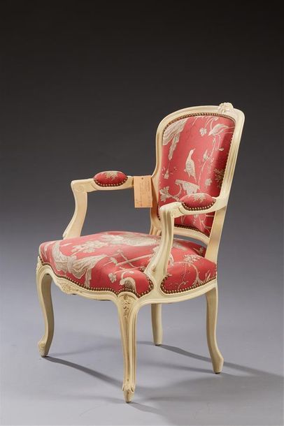 null Fauteuil cabriolet de style Louis XV en bois laqué blanc à décor sculpté et...