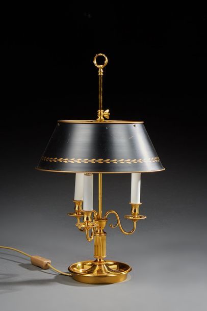 null Lampe bouillotte de style Louis XVI à trois bras de lumière en métal doré. Abat-jour...