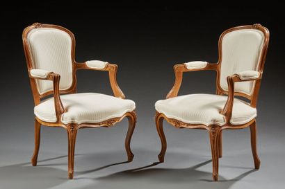 null Paire de fauteuils cabriolets de style Louis XV en bois naturel, sculptés de...
