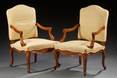 null Paire de fauteuils à dos plat en bois naturel mouluré et sculpté de style Louis...