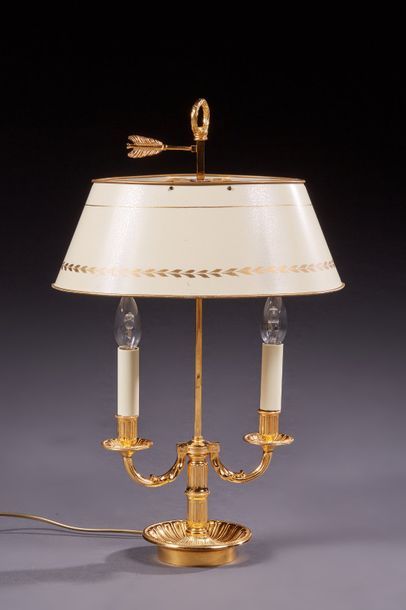 null Lampe bouillotte en métal doré de style Empire à deux lumières, abat-jour ovale...
