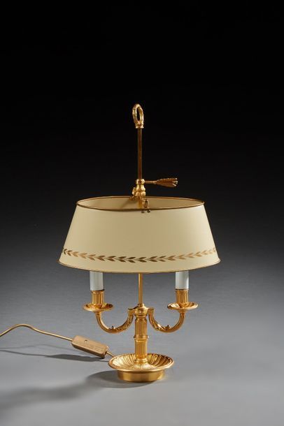 null Lampe bouillotte de style Louis XVI à deux bras de lumière en métal doré. Abat-jour...