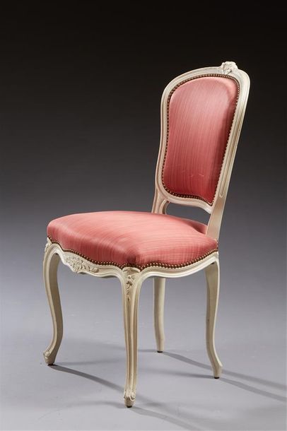 null Chaise de style Louis XV en bois laqué blanc mouluré et sculpté de fleurettes...