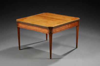 null Table basse de style Louis XVI en bois naturel et bois de placage. Le plateau...