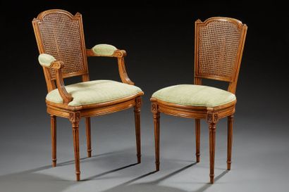null Fauteuil et une chaise de style Louis XVI, en bois naturel mouluré et sculpté,...