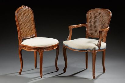 null Chaise et un fauteuil en bois naturel de style Louis XV. Les dossiers foncés...
