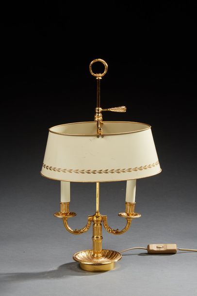null Lampe bouillotte de style Louis XVI à deux bras de lumière en métal doré. Abat-jour...