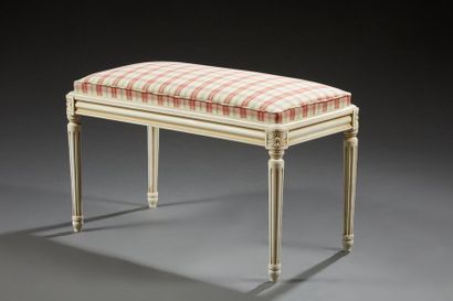 null Banquette de style Louis XVI en bois laquée blanc, tissu à carreaux rouges.

47...