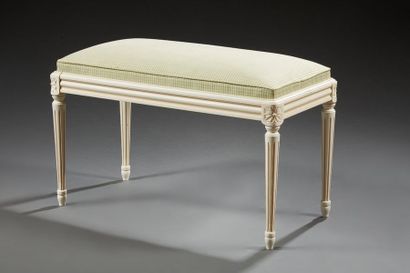 null Banquette de style Louis XVI en bois laqué blanc, garnie d'un tissu à carreaux...