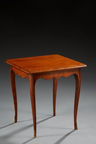 null Table basse en bois naturel de style Louis XV, ornementation de sabots en bronze.

Hauteur...